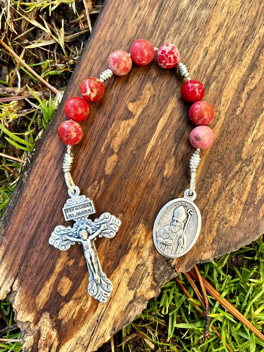 TheKnottedRope's tweet photo. Saint Valentine Chaplet! Perfect for your favorite Valentine! 💕
Don’t forget that Saint Valentine’s Day falls on Ash Wednesday this year which is a day of fasting and abstinence! 

#ValentinesDay #Valentines2024 #Catholic #CatholicChurch #CatholicNews #CatholicTwitter #Etsy https://t.co/k12owzDhmE