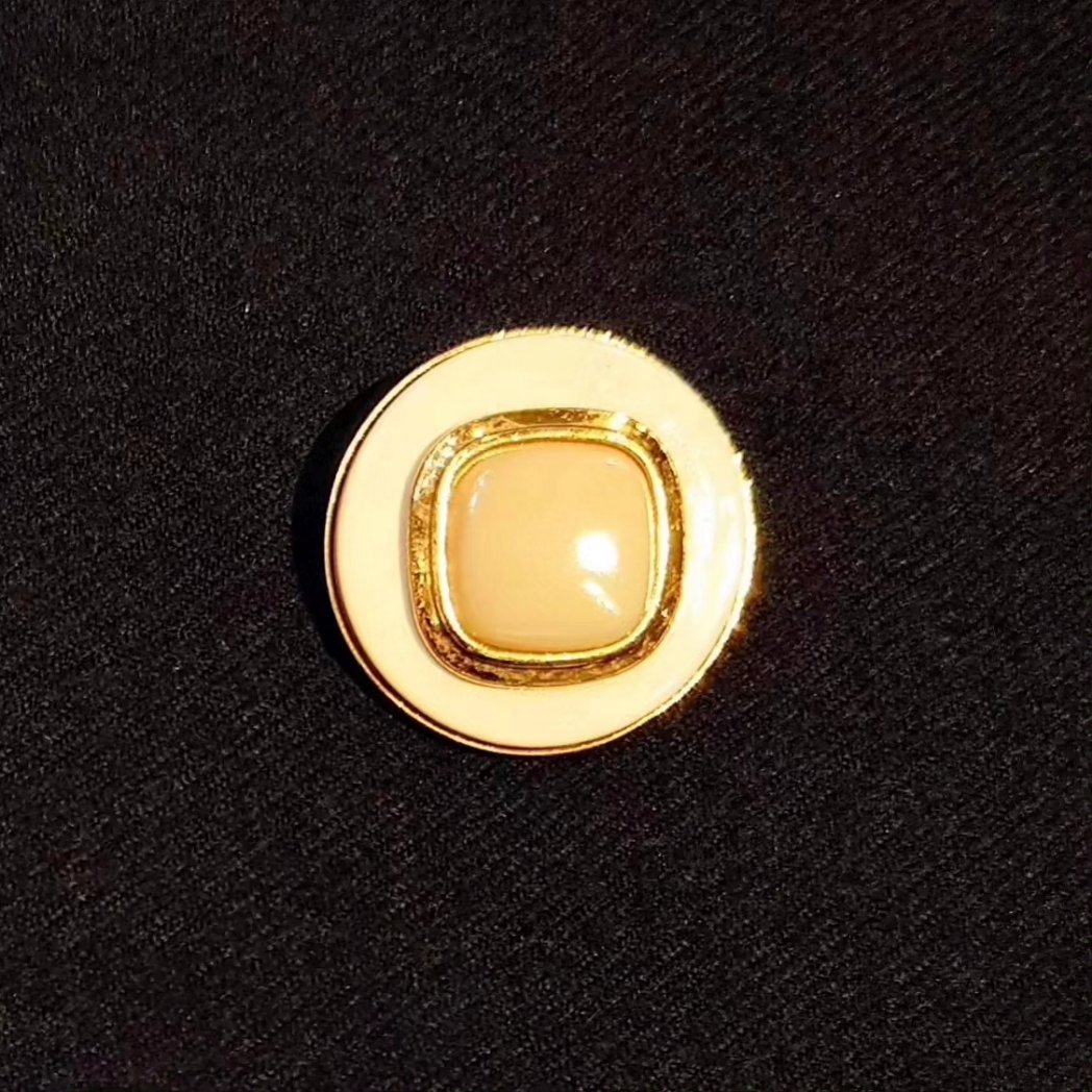 NoblePearl's tweet photo. 当店でお取り扱いしている #Jolis アンティークブローチです。
ボタンかと思わせる様な小振りのサイズ。
象牙色と金メッキのバランスが素敵ですね。

【Jolis】
3.5cm×3.5cm
イタリア製
5,800円+税 https://t.co/l1RK5tOwyK