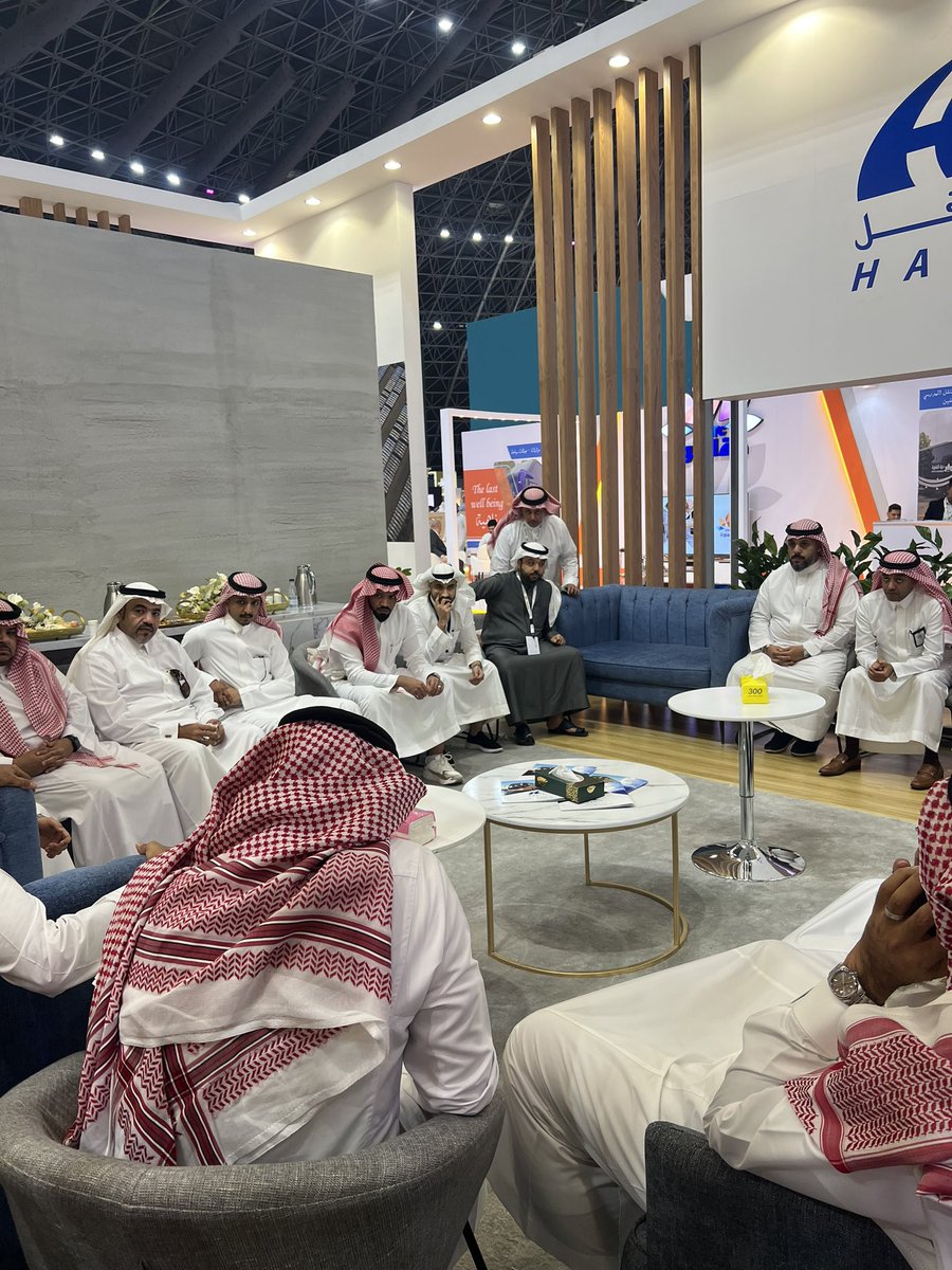 Hafil_sa's tweet photo. تم اليوم في مؤتمر و معرض الحج العمرة عقد اجتماع بحضور شركات النقل في جناحنا لمناقشة نقل الصلوات لموسم رمضان ١٤٤٥ ، حيث تمت مناقشة مختلف الجوانب في هذا الاجتماع. https://t.co/86VpvE5MGc