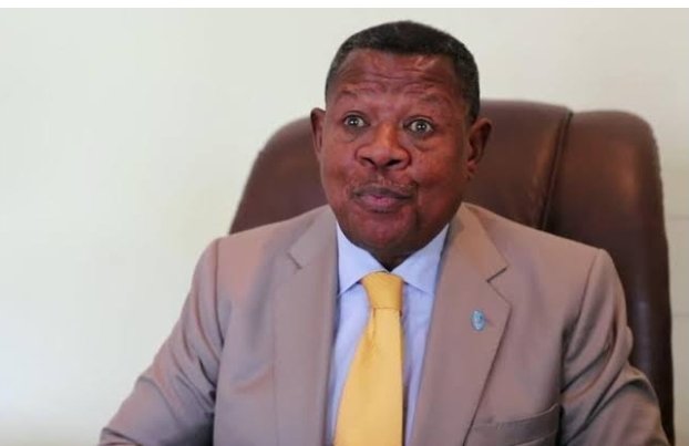 IsralMutombo11's tweet photo. En attendant la publication des résultats de la législative nationale, provinciale, etc. plusieurs candidats s'accusent mutuellement au sujet de fraude électorale. 

Le député national, Lambert Mende président de CCU dénonce la nouvelle qui circule ce dernier temps sur les réseaux sociaux dans laquelle, le candidat Esongo Koy Roger du regroupement politique AFDC-A qui s’est permis sans honte de l’imputer sans aucune preuve des fraudes électorales au centre de vote Olela Kele à  Lodja.