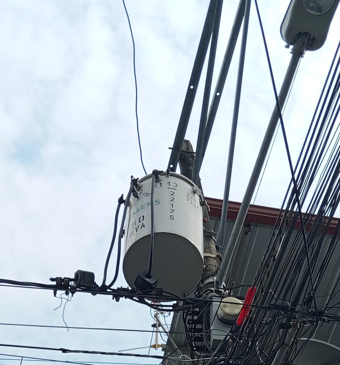 RAM191624's tweet photo. @CELECEPOficial @CNEL_EP @RecNaturalesEC @EMCOEP @andrearrobo 2 meses se va la luz intermitentemente por falla de un transformador que bota aceite. Ayer estuvimos desde las 9 de la noche sin luz hasta las 7 de la mañana de hoy, se salta siempre la vela. Coop Pájaro Azul en gye. Será que hoy si vendrán? @RTSEcuador, @AquilesDAH, @ecuavisa https://t.co/JxHIDQ4hnO