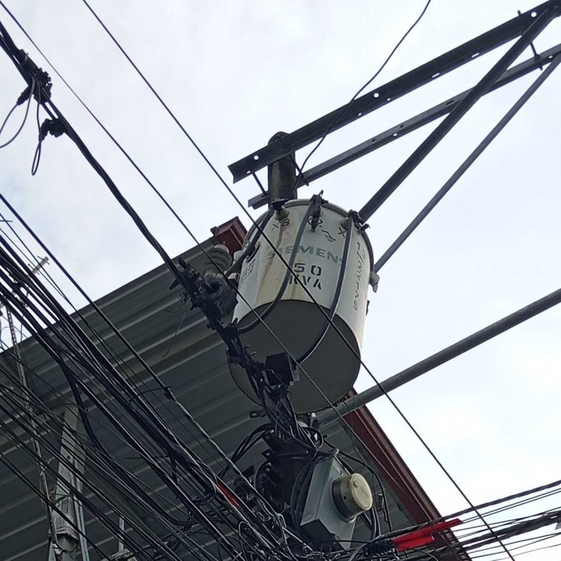 RAM191624's tweet photo. @CELECEPOficial @CNEL_EP @RecNaturalesEC @EMCOEP @andrearrobo 2 meses se va la luz intermitentemente por falla de un transformador que bota aceite. Ayer estuvimos desde las 9 de la noche sin luz hasta las 7 de la mañana de hoy, se salta siempre la vela. Coop Pájaro Azul en gye. Será que hoy si vendrán? @RTSEcuador, @AquilesDAH, @ecuavisa https://t.co/JxHIDQ4hnO