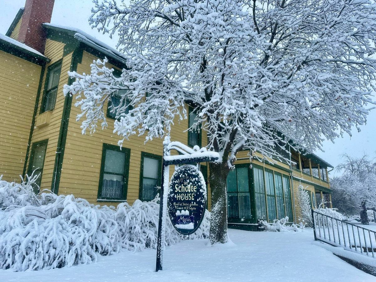 The Scholte House in a winter scenery these days. Very nice! 
#WinterInPella
⁦<a href="/PellaHistorical/">Pella Historical Museums</a>⁩ 
⁦<a href="/rudybouma/">Rudy Bouma 🧑‍💻🎦 📺</a>⁩ 
⁦<a href="/CentralCollege/">Central College</a>⁩ 
⁦<a href="/georgeharinck/">George Harinck</a>⁩ 
⁦<a href="/tcsegers/">Theo Segers</a>⁩ 
⁦<a href="/groenbar/">TanjaGroenendijkdeVo</a>⁩