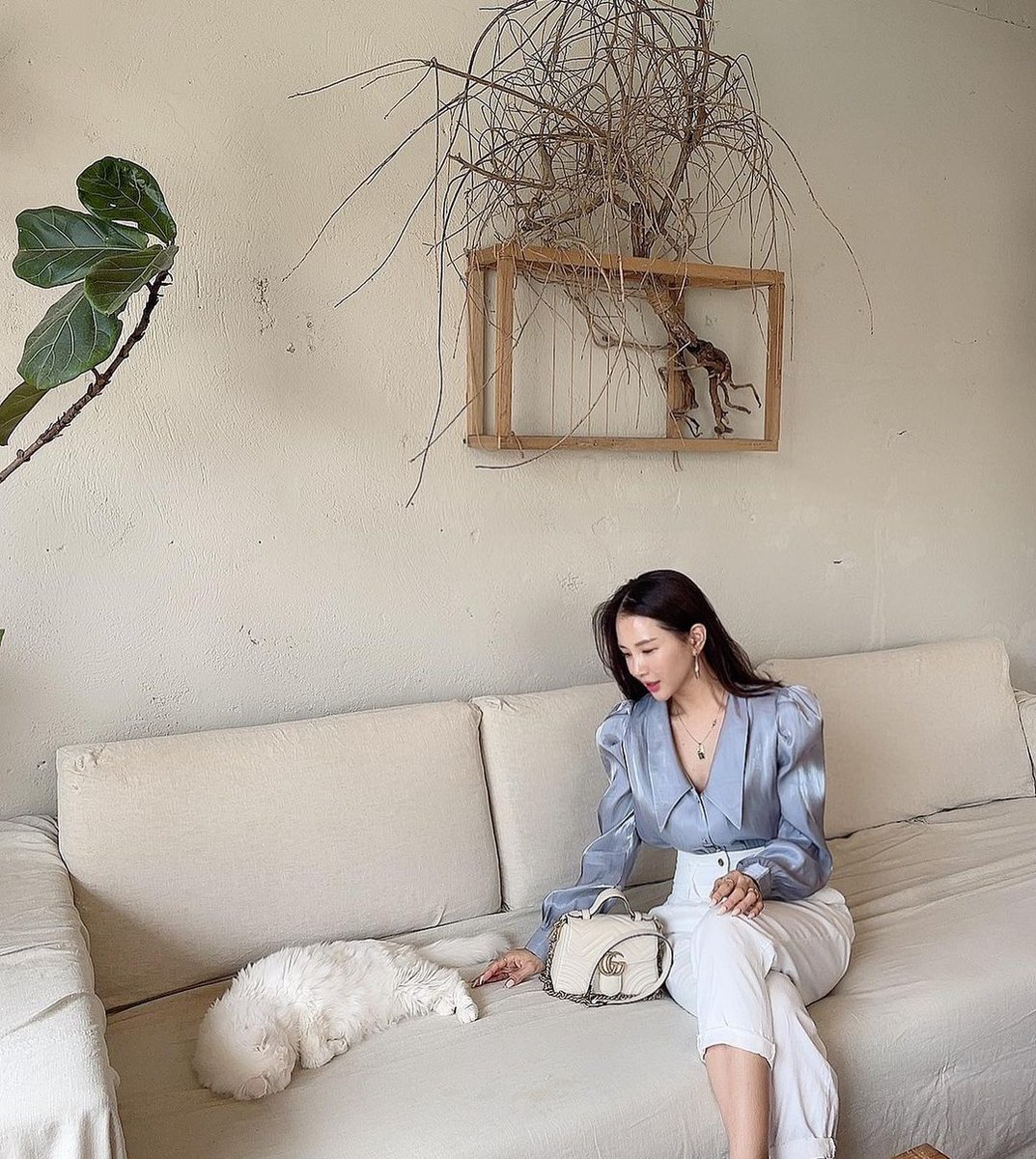 I live alone now and enjoy business, traveling, shopping, food and music. I have a calm personality and I hope we can be friends.