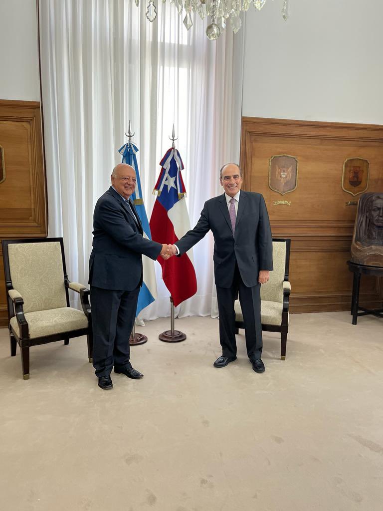 EmbaChileArg's tweet photo. Embajador @VieragalloQ se reunió con el Ministro del Interior @GAFrancosOk para conversar asuntos de interés mutuo de ambos gobiernos 🇨🇱🇦🇷 https://t.co/j3dGRlMMu8