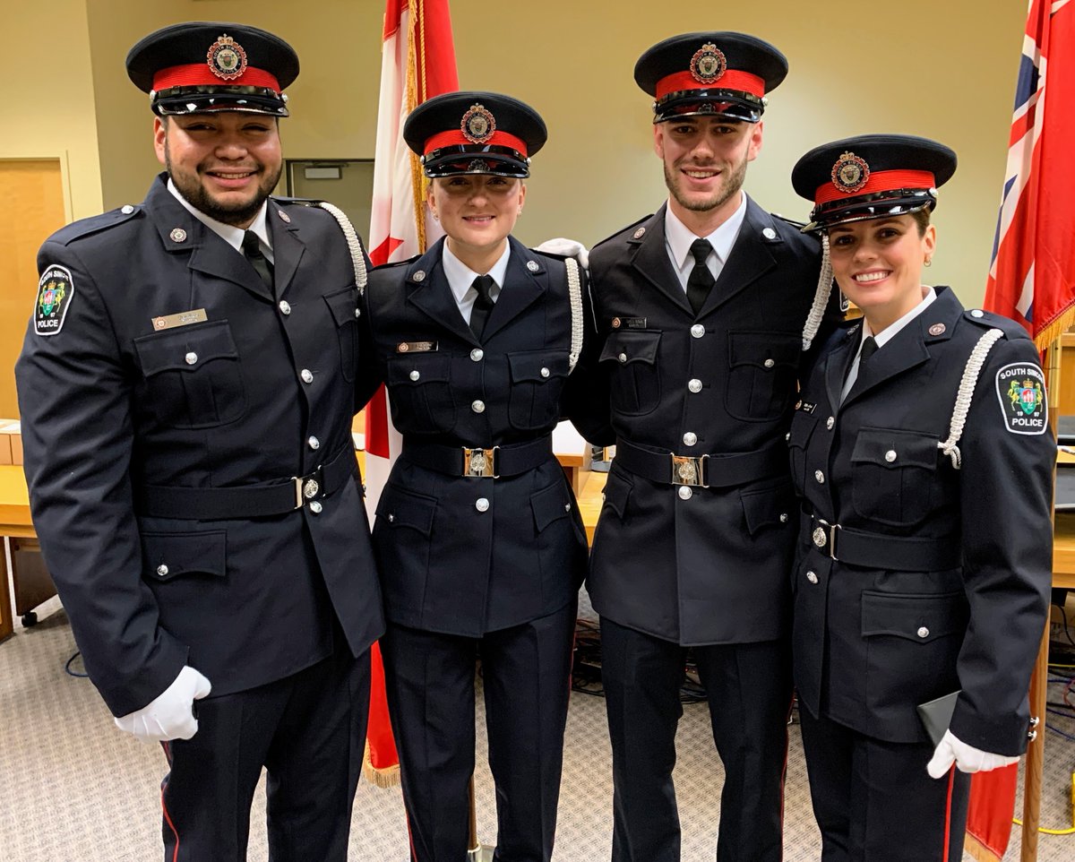 SouthSimcoePS's tweet photo. Please join us in congratulating our newest officers! We are proud to introduce Constables Alegria, Troian, Selkirk, and Bond. They were sworn in yesterday by His Honour Justice Meijers and received their badges from Chief Van Dyke.
#SSPSFamily #Congratulations https://t.co/nN1qy2p0yR