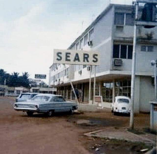 FranciscoKikoCh's tweet photo. Un signo del desarrollo económico de Ciudad Ojeda significó el establecimiento frente a la plaza Bolívar de una sucursal "SEARS". El hecho de que fuese una de las tres tiendas que tenía en el país reflejaba tanto la capacidad de compra como el nivel de consumo en la localidad. https://t.co/hNkdbtGaiY