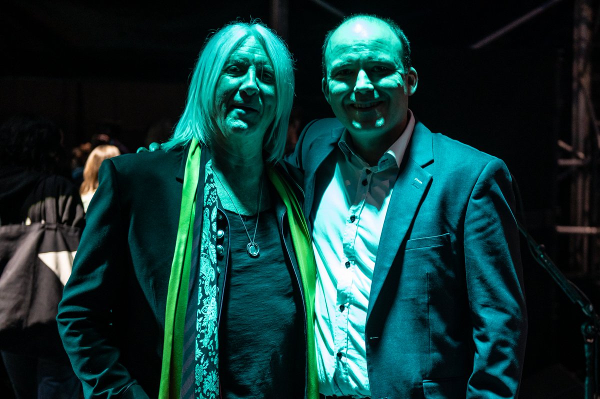 DefLeppard's tweet photo. Bank of Dave is now on Netflix US! Here's a behind-the-scenes look at our time on set. We had a blast being a part of this film. Hope you all enjoy it! 🙏👊🤘🔥

📸 Kevin Nixon https://t.co/anDCqwjLGy