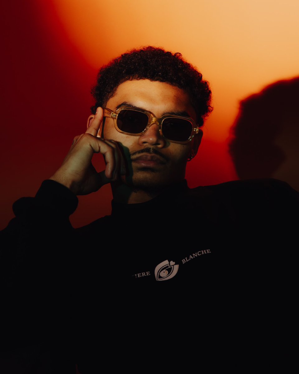 Flash0ff's tweet photo. @jesuispartymore éclairera la scène sur flash le 17/10. 🧡

Merci à Matière Blanche pour le pull. ✨

Rendez vous mercredi prochain pour le épisode ! 

📸 @GodwinOgounchi / @FlexRealisation https://t.co/TAaWbeZs1w