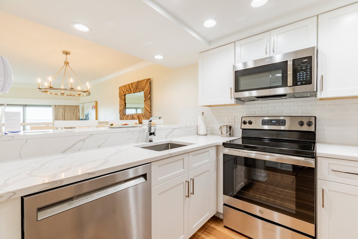 LaMerInnCapeMay's tweet photo. Redefine luxury at our exclusive condos in the heart of Cape May.

Complete with a master bedroom, modern bathrooms, and a full kitchen, our condos are the perfect location for families or groups.

Call now (609-770-4810) to book for summer and spring as space is limited! https://t.co/t6sGm7XP8R