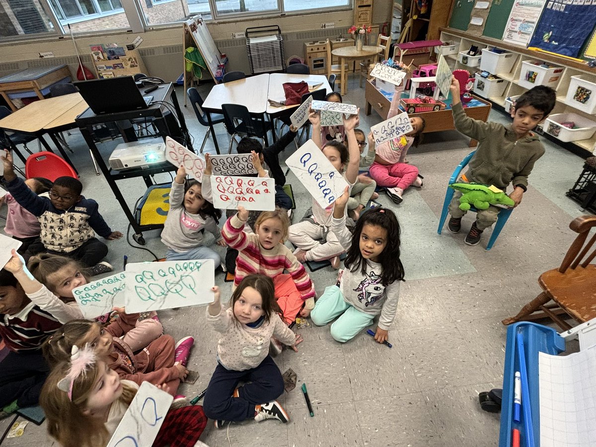 DaynaMoro's tweet image. Rocking our letter Qq #knowledgeable #risktakers @GlenwoodGriffin