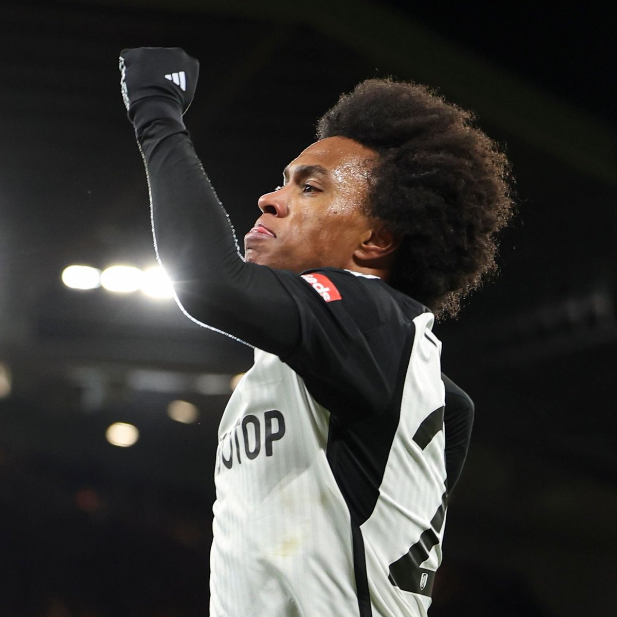 FulhamFC's tweet photo. Back for the second-half! 👊

🔴 0-1 🤍 #LIVFUL https://t.co/gCDgvfLC2w