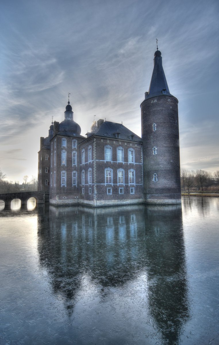 axelsteen87's tweet photo. Kasteel #Hoensbroek bevroren ij ijs
@KasteelHoen @magnifiekZL @gemeenteheerlen https://t.co/5eSJiDyhgx