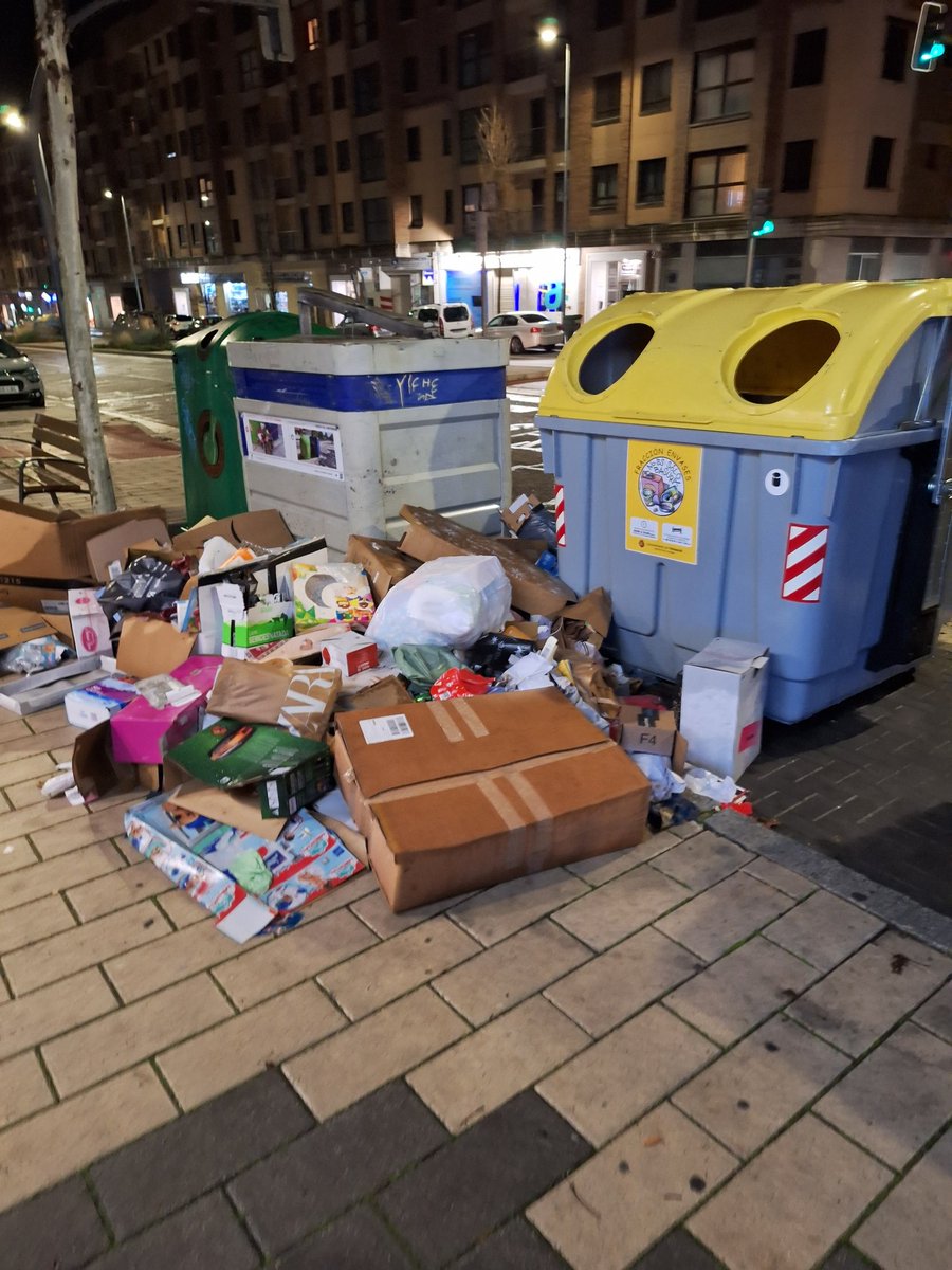 FRANTZOKIA's tweet photo. @AyuntamientoVLL . Los vallisoletanos tenemos fama de reciclar y mantener la ciudad limpia. Sería importante que además de vaciar los contenedores  recogerieran lo que no cabe en ellos, más que nada por valorar un poco el esfuerzo que supone separar en casa los diferent residuos https://t.co/MHn4nTeFAd
