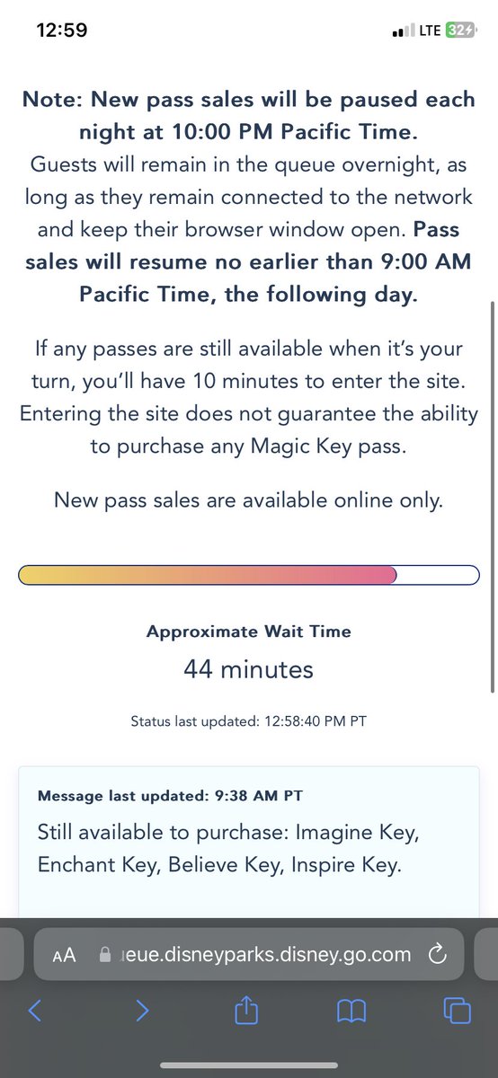 Brightbbyblue's tweet photo. We did it Joe 😅

I joined  queue around 8:52
#magickey #disneyland https://t.co/dRq7oSO7ea