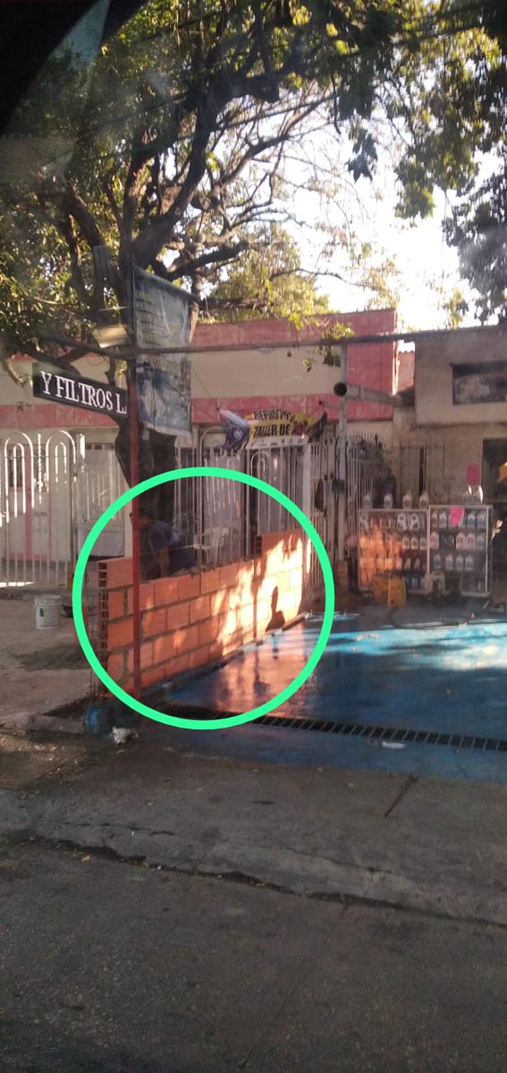 JOSEPINPA's tweet photo. @alcaldiabquilla @ControlUrbanoBq Kra 8#45b -87 esto señores cerraron esto como que para poner un lavadero de moto cerrando el paso 🙄peatonal https://t.co/wqlDLJlCOH