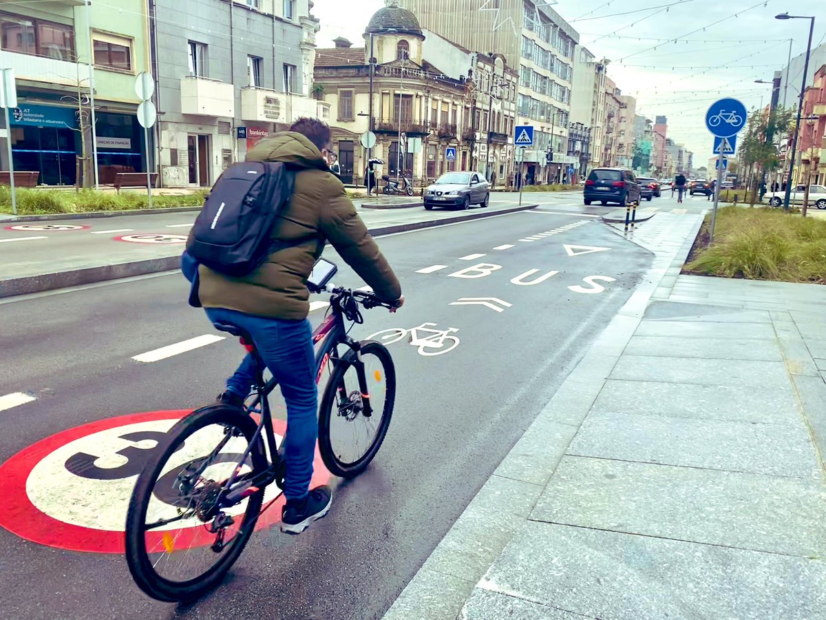 SandroDAraujo's tweet photo. CONVIVÊNCIAS | A renovada Av. Dr. Lourenço Peixinho, em @CMAveiro, apresenta faixa bus + bici, uma solução simples e económica para dar mais segurança a ciclistas. Será tão difícil perceber a vantagem das “coexistências”? #ciclismoparatodos #mobilidadeativa https://t.co/CoGiLNP63K