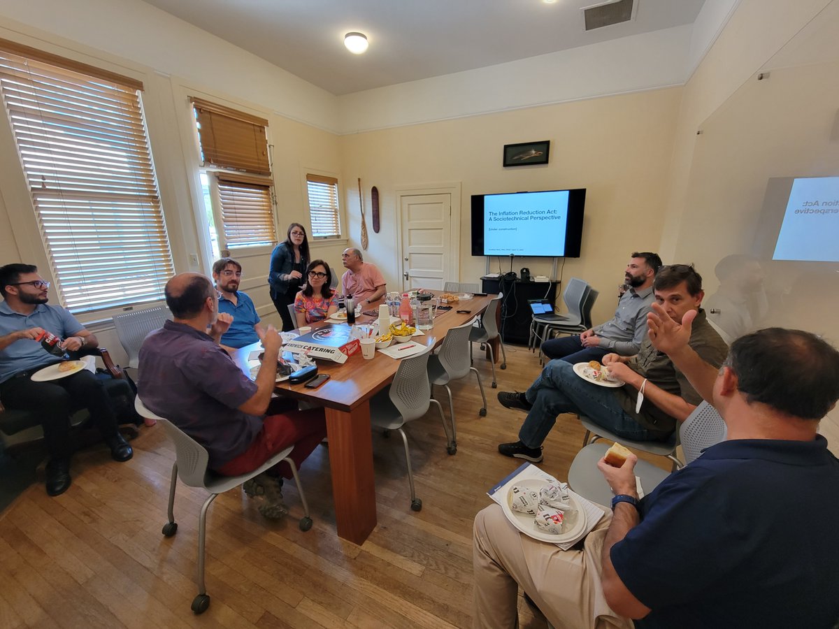 UArizona faculty: join our community of scholars!

The UC Fellows program invites UArizona faculty to take a semester off teaching to focus on a public policy research and/or fine art project.

Applications are due January 30th!

Details here: udallcenter.arizona.edu/programs-proje…