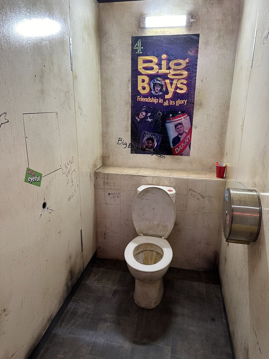 fast_philosophy's tweet photo. An insalubrious welcome for the #BigBoys launch tonight - oh the glamour of working at @Channel4 @C4Press @4creative #gloryhole #AltogetherDifferent #TV #comedy #Channel4 @scottygb https://t.co/9R3bPaSTwS