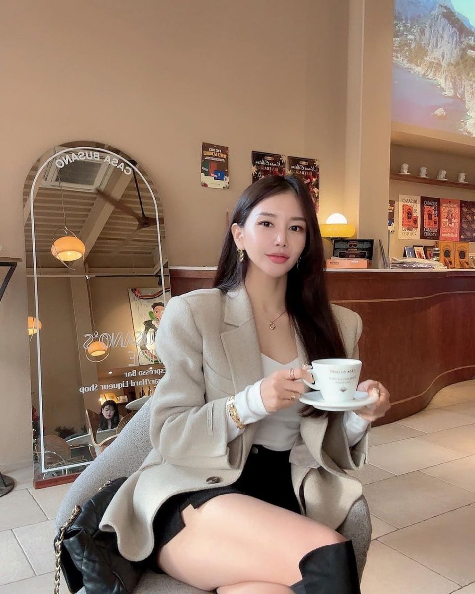 I live alone now and enjoy business, traveling, shopping, food and music. I have a calm personality and I hope we can be friends.