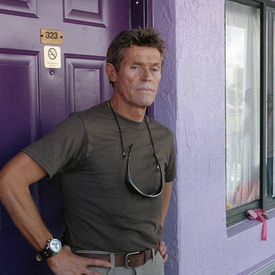 porqueTTarg's tweet photo. "Willem Dafoe":

Por sus declaraciones sobre el cine en la actualidad.

"Ya no se hacen películas como antes, ahora las películas son hechas por empresas de juguetes. La gente no presta atención, ya no quieren ir al cine, prefieren ver estupideces en su casa o mirar 10 minutos de una película e irse a dormir. Se perdió la tradición de ir al cine, después ir a cenar o tomar algo, y comentar la película".