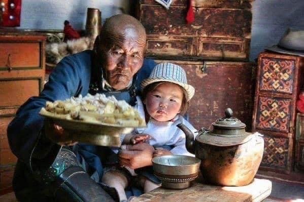 MGL_nomadic's tweet photo. "Амсар муутай аяганд цай бүү хий,
Ам султай хүнд нууцаа бүү хэл."
📚 

ӨГЛӨӨНИЙ МЭНД ... https://t.co/9t2J74zI6F