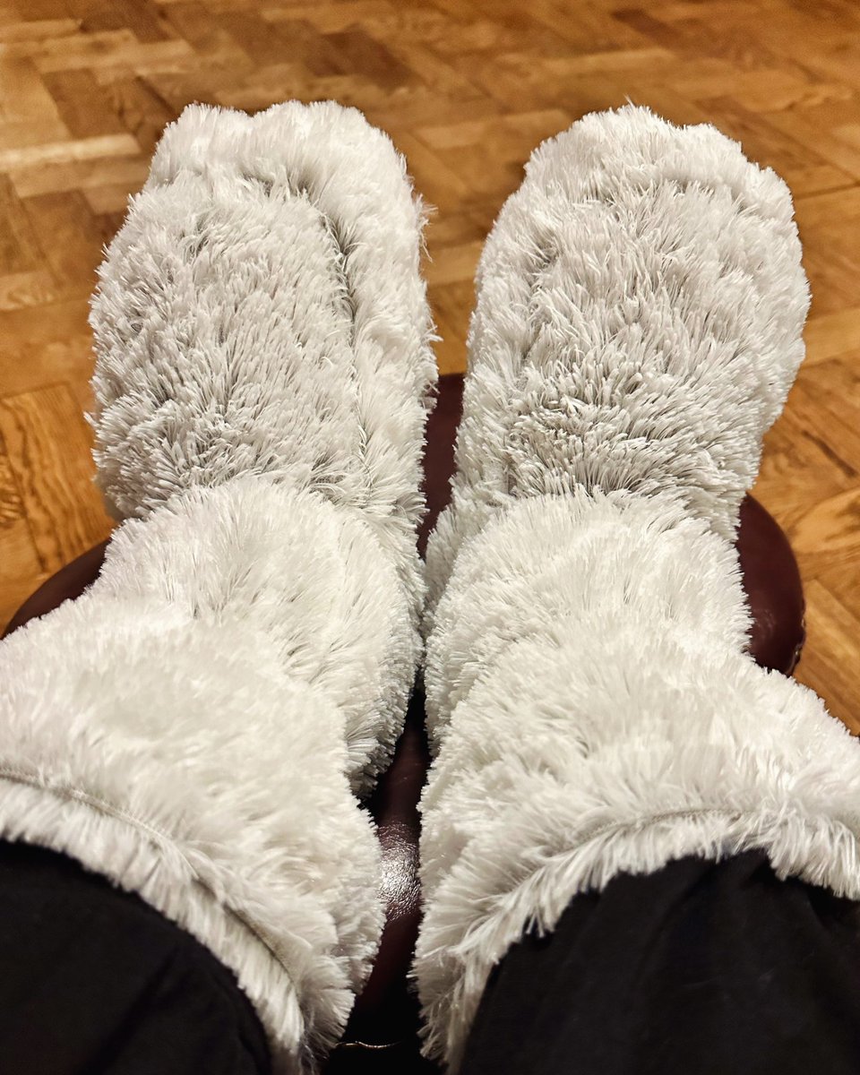 LTimoneyWrites's tweet photo. Microwaveable slippers FTW! 
#TooCold #ToastyToes https://t.co/iW8fl0tGcj