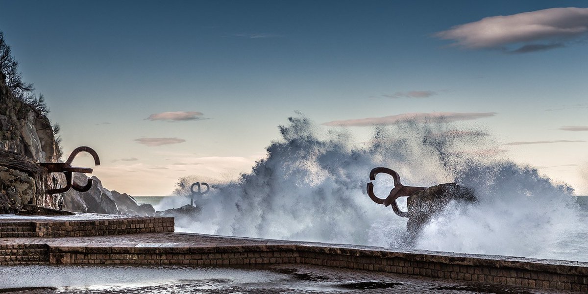 Hace 100 años nació el gran escultor Eduardo Chillida.

Vamos a celebrar el #Chillida100 recordando una de sus series más importantes y conocidas: los Peines del Viento.