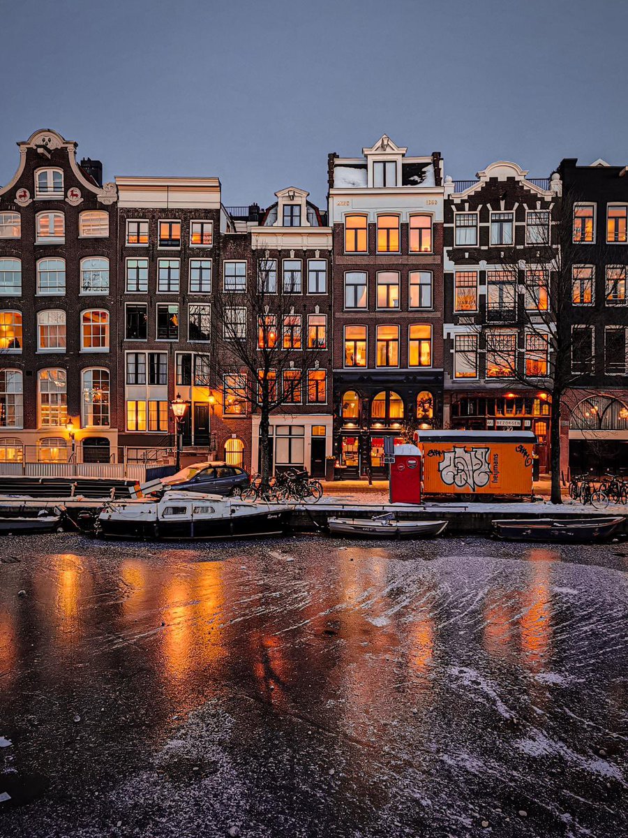Frozen canals of Amsterdam! ❄️🏡#amsterdam #frozencanals