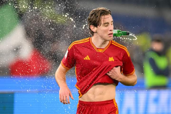papantengah's tweet photo. BOTOL BIR GAES! 🍾

Dilempar korek ❌️
Dilempar petasan ❌️
Dilempar satu botol bir ✅️

Penggawa AS Roma, Edoardo Bove nyaris terkena lemparan botol bir dari penonton.

Derby Della Capitale emang ngehek! 🔥 https://t.co/gFn6bvEr54
