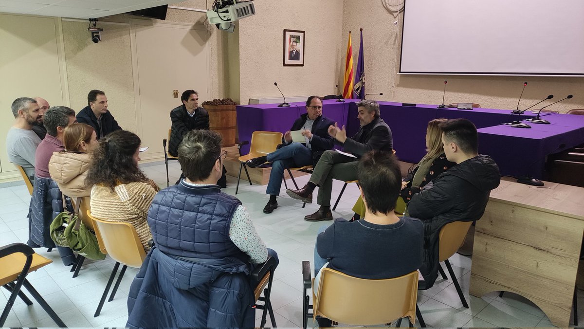 Avui amb el secretari de Treball, <a href="/enricvinaixa/">Enric Vinaixa</a>, tenim problemes  com a poble i comarca rural per fixar la gent al territori. Agents socioeconòmics i formatius del poble hem buscat complicitats en matèria d’ocupació i formació que es puguin generar amb el <a href="/treballcat/">Treball</a>  seguim!