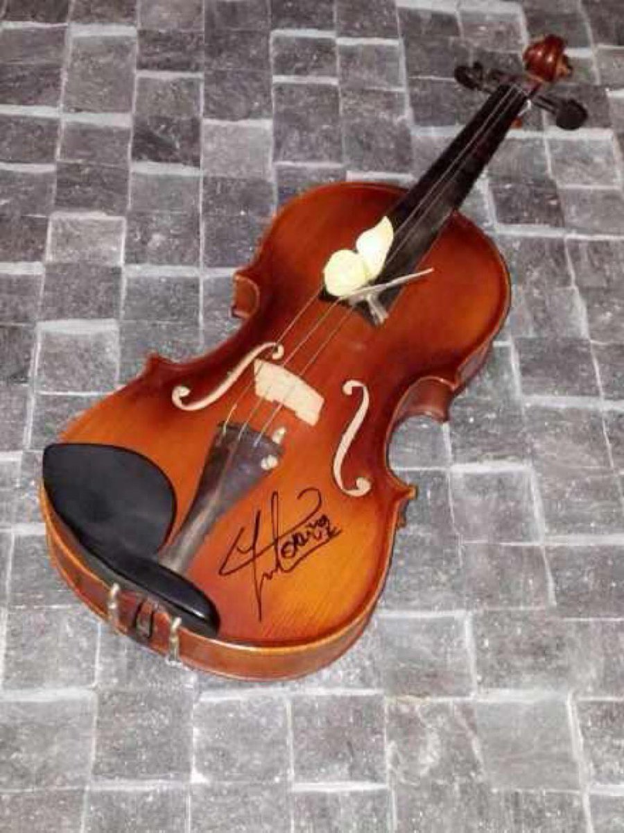 pt_Rann's tweet photo. Some of you might not know that Chanyeol's first instrument was violin! Chanyeol learnt how to play the violin when he was in kindergarten. now his violin displayed in his dad’s cafe 
chanyeol signed his violin that he used when he's still a kid
what instrument can he not play😭? https://t.co/1B6B3BScAr