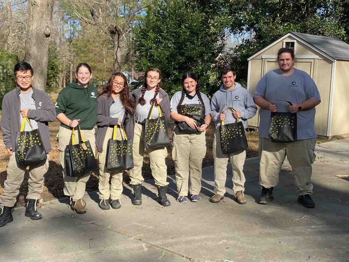 CathCharDoR's tweet image. We are thrilled to have an amazing @AmeriCorpsNCCC team join us for the next 5 weeks! They are ready to help us #providehelp &amp;amp; #createhope in our community and we can’t wait to see what they accomplish! What great smiles they have for their Day 1 photo below! 📸