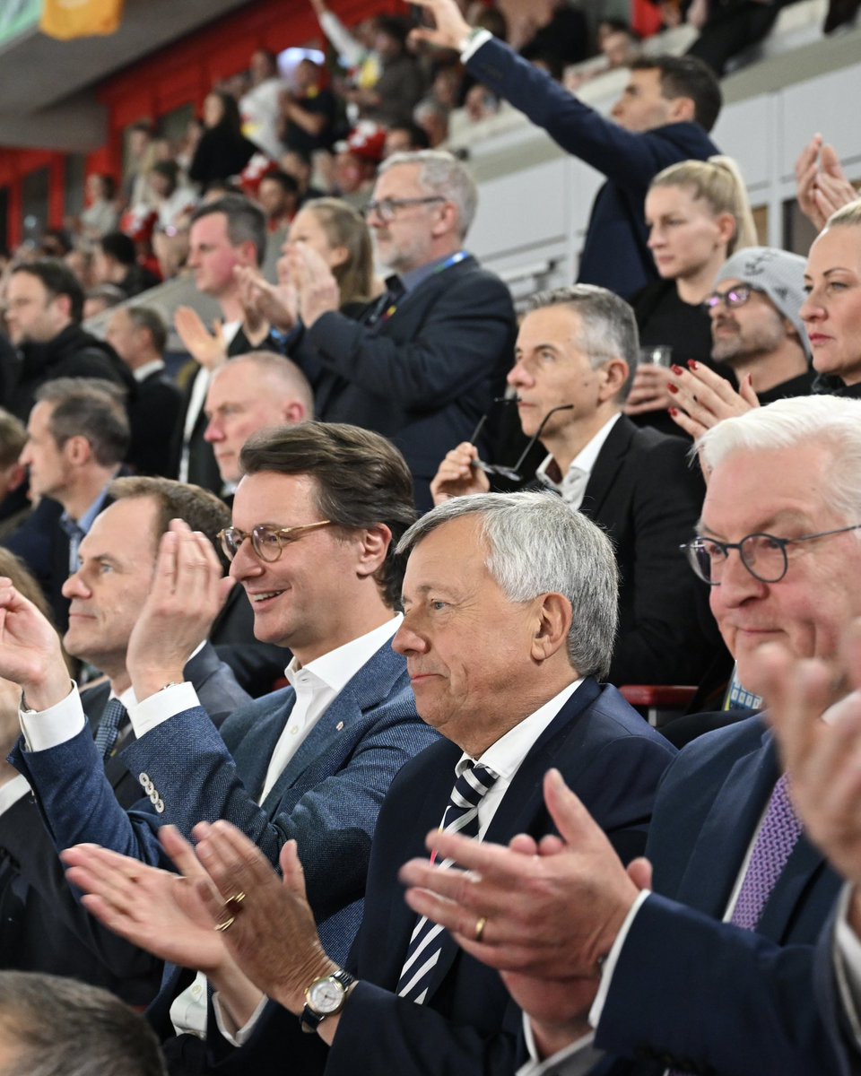 Spannendes Spiel & tolle Stimmung zum Start der #Handball-EM. Mein Highlight: Natürlich der Sieg des @DHB_teams. Ich freue mich auf die Spiele unserer Mannschaft & die Fans aus ganz 🇪🇺, die zur Hauptrunde in Köln sind. Ich hoffe, wir sehen uns zum Finale in #NRW. #aufgehtsDHB