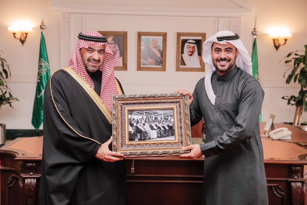 " تشرفت بالسلام على صاحب السمو الملكي الأمير خالد بن سعود بن عبدالله الفيصل ( نائب أمير منطقة #تبوك)وإهدائه صورة تاريخية و نادرة لجده الأمير عبدالله الفيصل عند زيارته لتبوك عام ١٣٩٣هـ/١٩٧٣م "

                    "الباحث عبدالله العمراني"