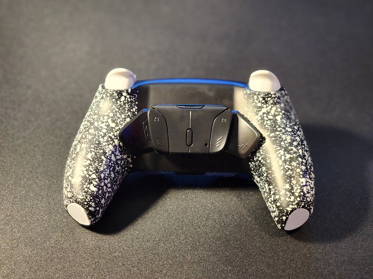 lato_08's tweet photo. Both controllers have:
-Clicky mouse triggers
-Hall Effect joysticks with callibration boards
-Custom shell/buttons
-Paddle kits

Blue also has:
-Clicky face buttons
-4 button paddle kit
-Swappable joystick tops
-Custom front shell design without insert https://t.co/KDmITDE5pp