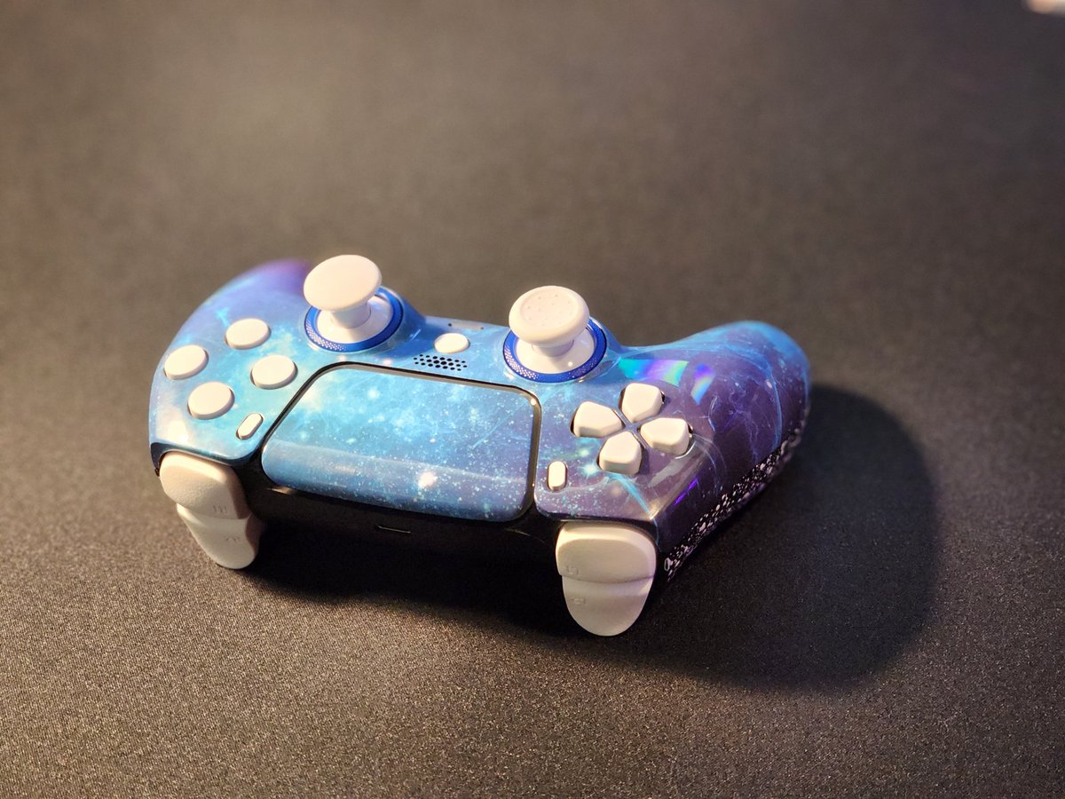 lato_08's tweet photo. Both controllers have:
-Clicky mouse triggers
-Hall Effect joysticks with callibration boards
-Custom shell/buttons
-Paddle kits

Blue also has:
-Clicky face buttons
-4 button paddle kit
-Swappable joystick tops
-Custom front shell design without insert https://t.co/KDmITDE5pp