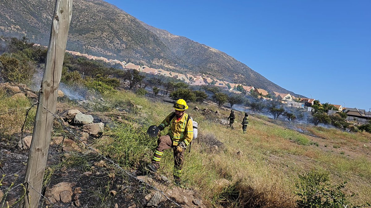 conaf_rm's tweet photo. Incendio forestal Puerta Roja #AltoMacul #LaFlorida
🟡CONTROLADO con puntos calientes dentro del area quemada, sin peligro de propagación.
Recursos desplegados➡️2 brigadas #CONAF y @brigadaflorida https://t.co/S9ntAMXHEw