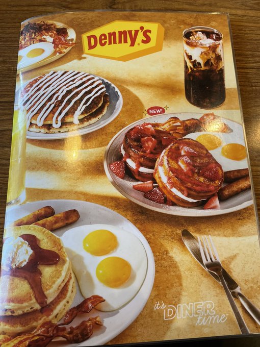 アメリカのデニーズ好き🤤私3枚目のサーモンのやつ好きで、でも今日サーモンないって言われてチーン😔チキンにしました🥺 https://t.co/HKRir6hGuw