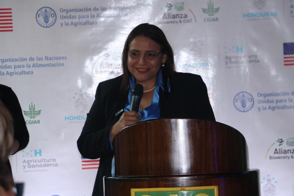 BiovIntCIAT_esp's tweet photo. Hoy lanzamos el proyecto #SuelosdeHonduras, una iniciativa que busca mejorar la fertilidad de los suelos y la #SeguridadAlimentaria en #Honduras con el apoyo de @USAIDHonduras y @saghonduras https://t.co/otfLKFsL89