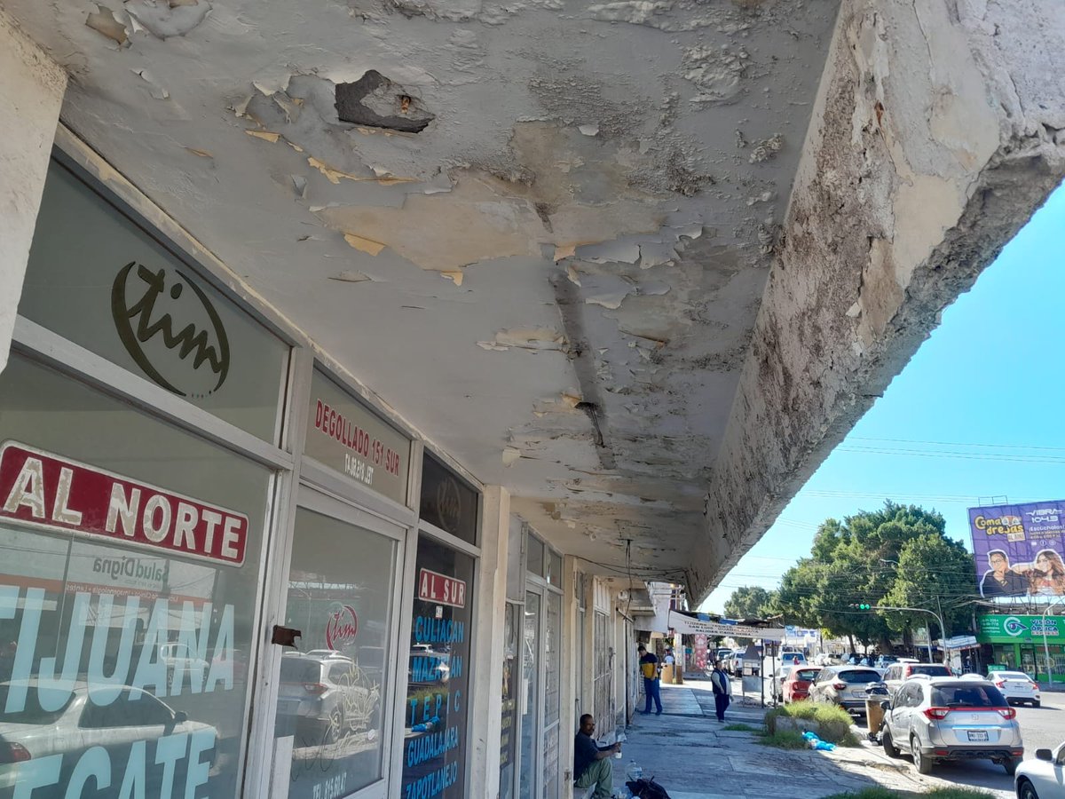 Los Mochis, Sinaloa.- La Dirección de Protección Civil de Ahome realizó una inspección en una finca abandonada, ubicada en el callejón Pino Suárez y Santos Degollado, donde detectó que la marquesina de la construcción se encuentra en mal estado y con

comunicanoticias.com.mx/marquesina-a-p…