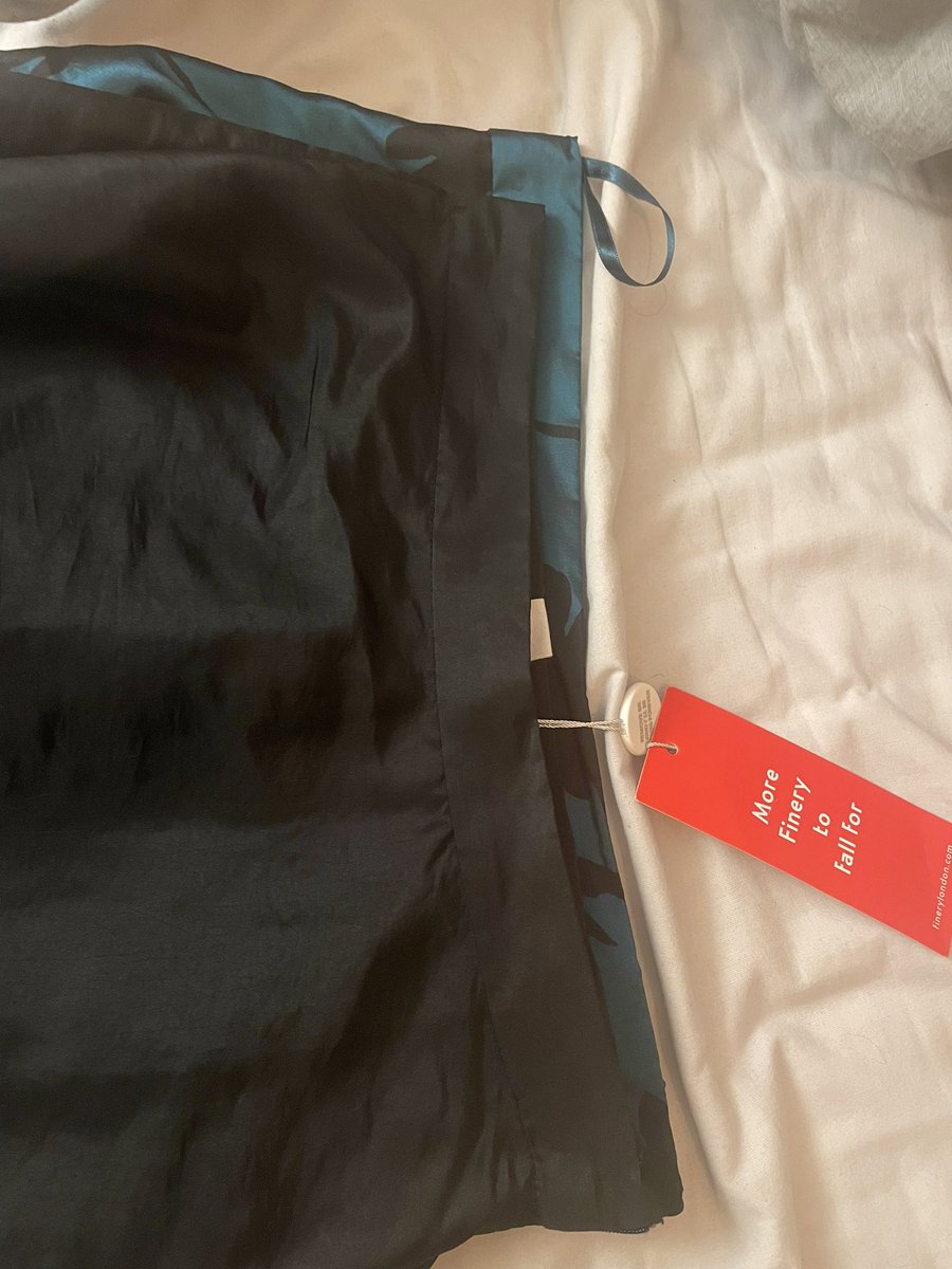 lindakellner's tweet photo. @FineryLondon two skirts, same style, same size….apparently…
No wonder women have size issues… https://t.co/jrdCWQV61C