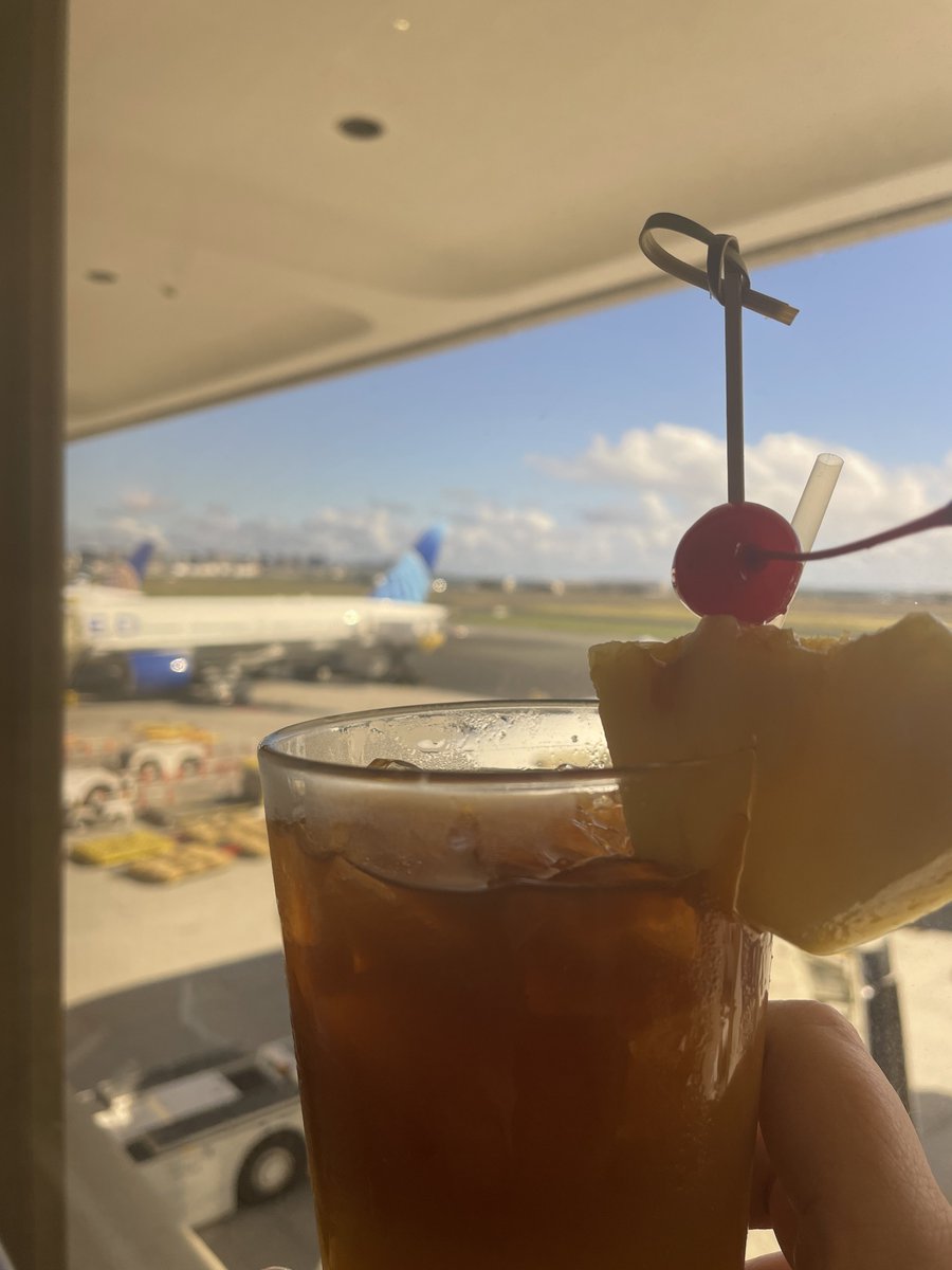 Warm Aloha ✅ Kalua Pork Slider ✅ MaiTai with Diamond Head, Bonus ✅ Visit the Honolulu United Club to enjoy this awesomeness 🌺 @Tobyatunited @mileageplusmike @jacquikey @KevinMortimer29 #Mahalo