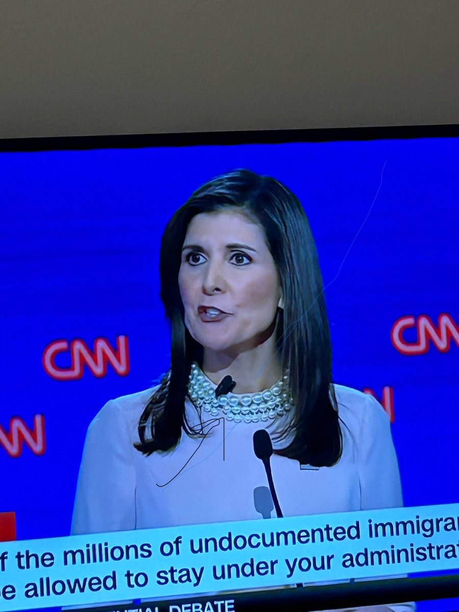 DeanNoelMullen's tweet image. Is Nikki Haley missing a pearl in her necklace? #GOPDebate