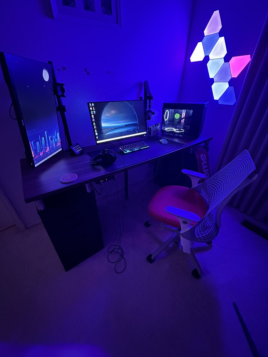 cuzefn's tweet photo. Just went back to 2 monitors https://t.co/zDkoXAWpOR