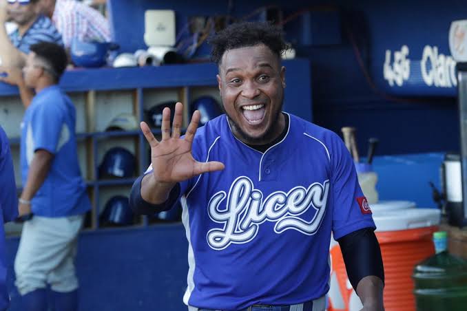 "La bujía", <a href="/Crisadams26/">Cristhian Adames</a> acaba de conectar cuadrangular de campo en el legendario estadio Quisqueya. No pasaba desde el 2015. En aquella ocasión un ícono del "Glorioso Azul", <a href="/ElMenordelLicey/">Anderson Hernández </a>, fue el autor de la hazaña.