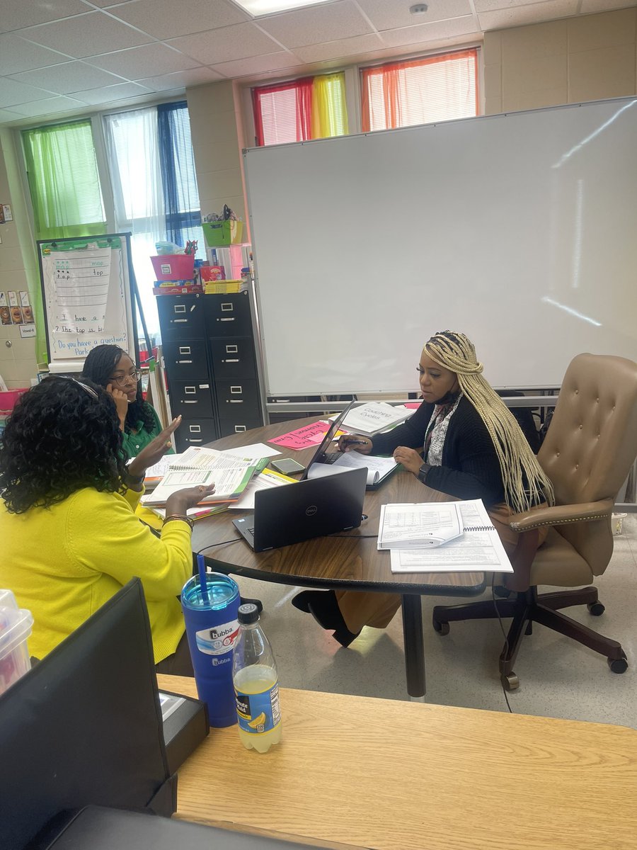 It’s a “Winning Wednesday” at Washington K8! LRS J. Green and 1st Gr teacher A. Thomas are engaged in coaching cycle & coaching lab planning! It’s an honor to be a part of the work. @KarenHa72770629 @BhamCitySchools @SweeneyDiane