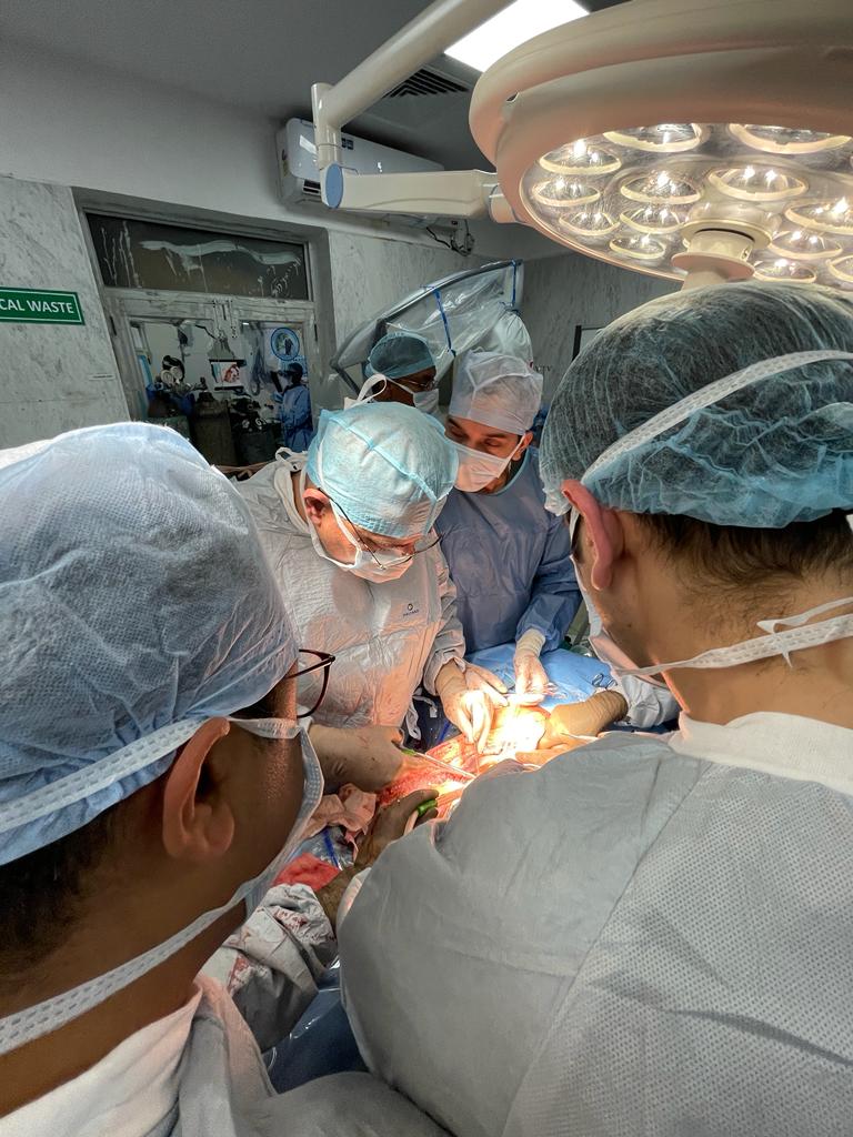 adgpi's tweet photo. A miraculous midnight surgical endeavour performed by the Transplant team of Command Hospital #Chandimandir, by harvesting Liver and Kidneys from a brain dead 15 year old daughter of #IndianArmy Soldier.

The harvested organs were flown by #IAF to R&R Hospital, Delhi and successfully implanted providing new lease of life to critical patients.

This Noble initiative of organ donation by the soldier in his hour of grief, bringing new hopes in others lives is highly commendable.

#IndianArmy
@dgafms_mod
@westerncomd_IA 
@IAF_MCC