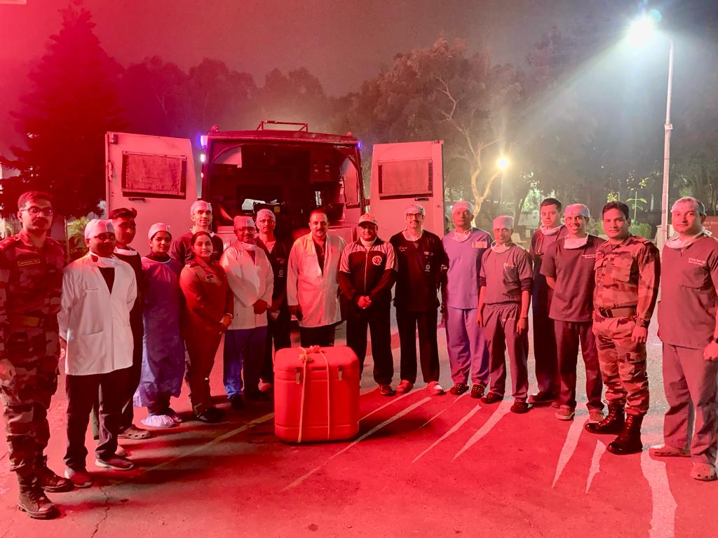 adgpi's tweet photo. A miraculous midnight surgical endeavour performed by the Transplant team of Command Hospital #Chandimandir, by harvesting Liver and Kidneys from a brain dead 15 year old daughter of #IndianArmy Soldier.

The harvested organs were flown by #IAF to R&R Hospital, Delhi and successfully implanted providing new lease of life to critical patients.

This Noble initiative of organ donation by the soldier in his hour of grief, bringing new hopes in others lives is highly commendable.

#IndianArmy
@dgafms_mod
@westerncomd_IA 
@IAF_MCC