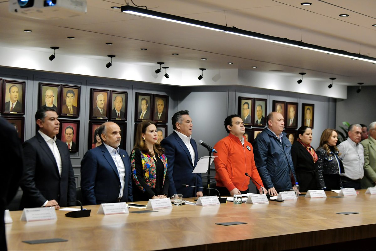alitomorenoc's tweet photo. La elección de junio presenta ante los mexicanos 2 caminos: El camino de la destrucción, del México en llamas, endeudado, empobrecido y enfermo, herencia del oficialismo autoritario de Morena; y el camino del México que queremos, libre, democrático, próspero, con oportunidades y, sobre todo, en paz, de la mano de @XochitlGalvez.